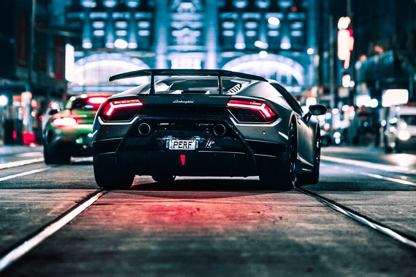 Sportive noire de dos dans une ville la nuit